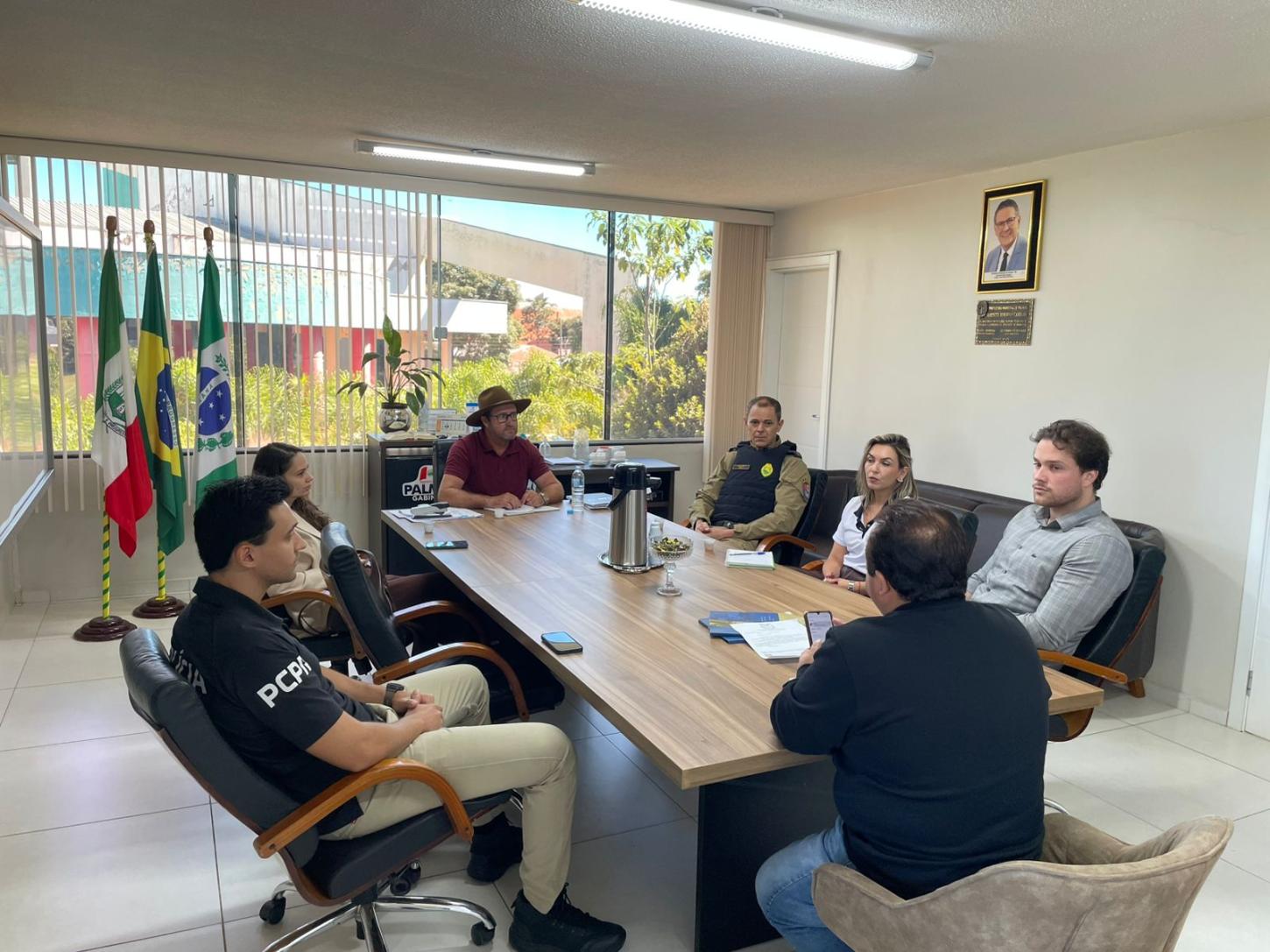 Prefeito em exercício recebe representantes do Conseg e forças de segurança para reunião de alinhamento