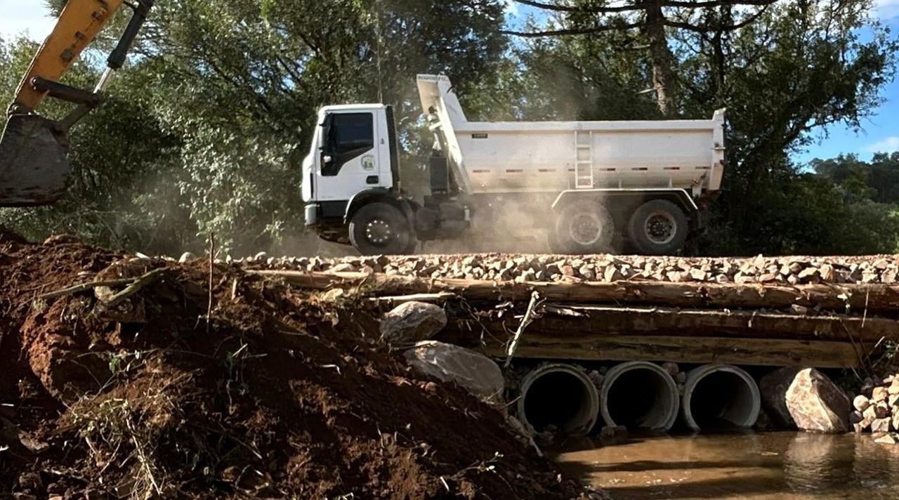Prefeitura substitui ponte antiga na Estrada do Fundo Grande e garante mais segurança para moradores e produtores