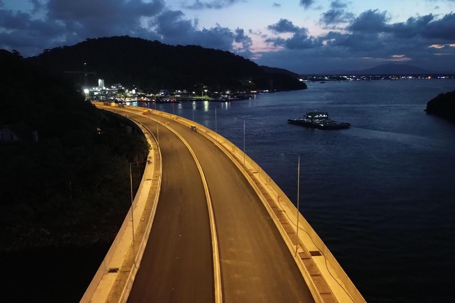 Primeiros testes de luz mostram como a Ponte de Guaratuba ficará à noite