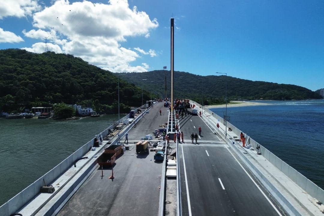 Mastros ganham iluminação e pista da Ponte de Guaratuba começa a ser sinalizada