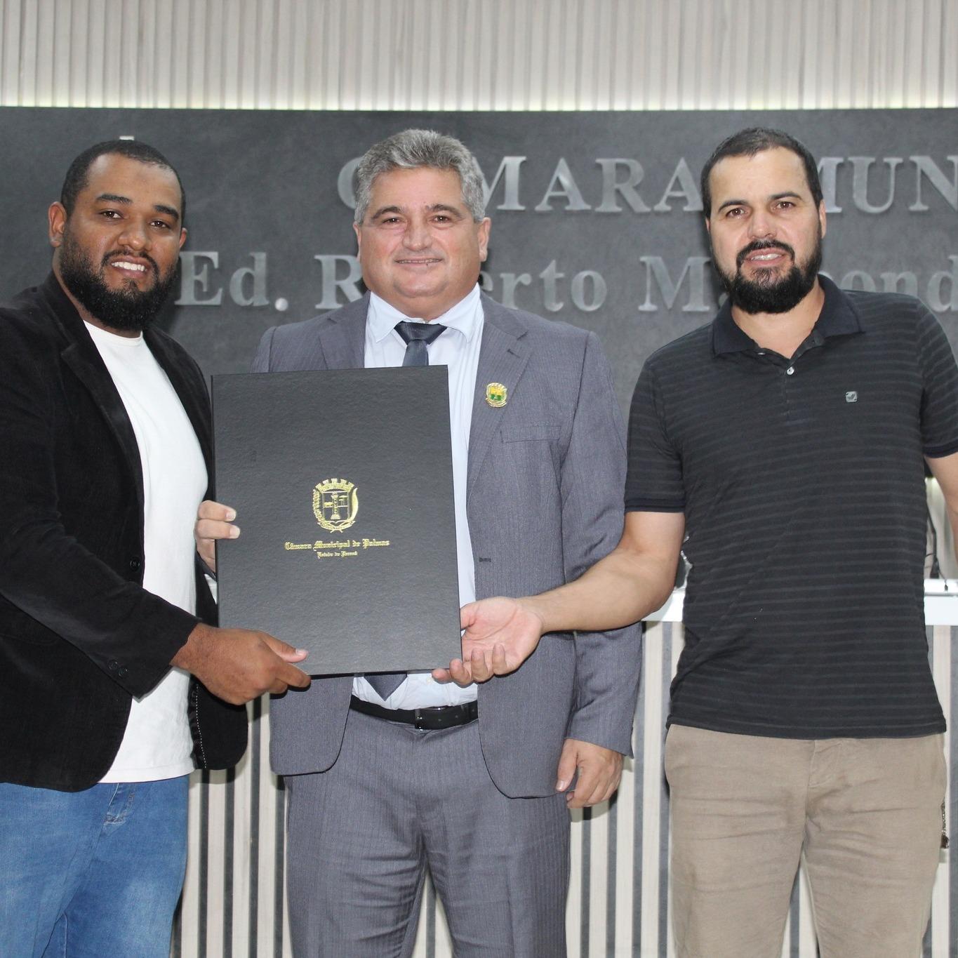 Cel Zocchi com o proponente do projeto, vereador, André Marques e o vereador Alcione