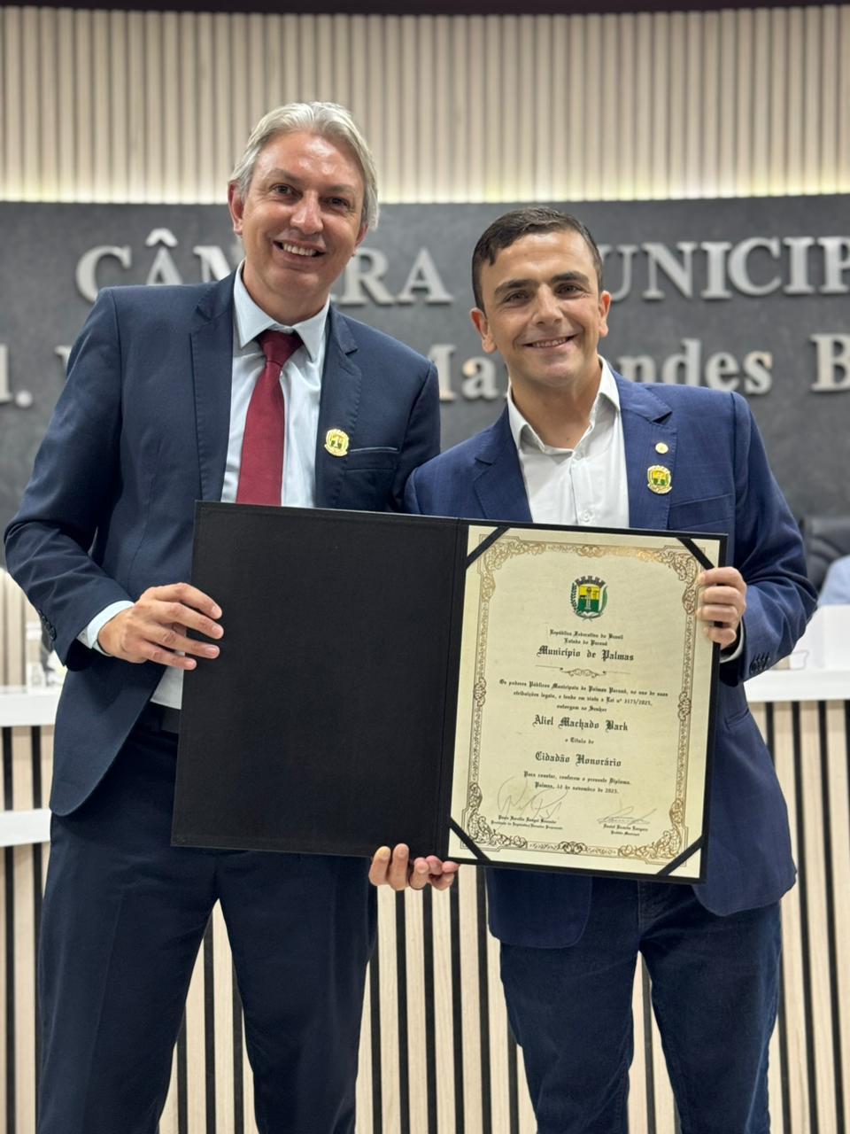 Novo Cidadão Honorário com o autor do projeto
