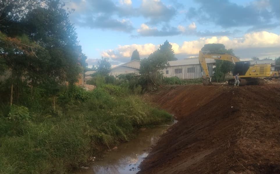 Prefeitura realiza limpeza no Córrego São Pedro e reforça cuidado com o meio ambiente urbano