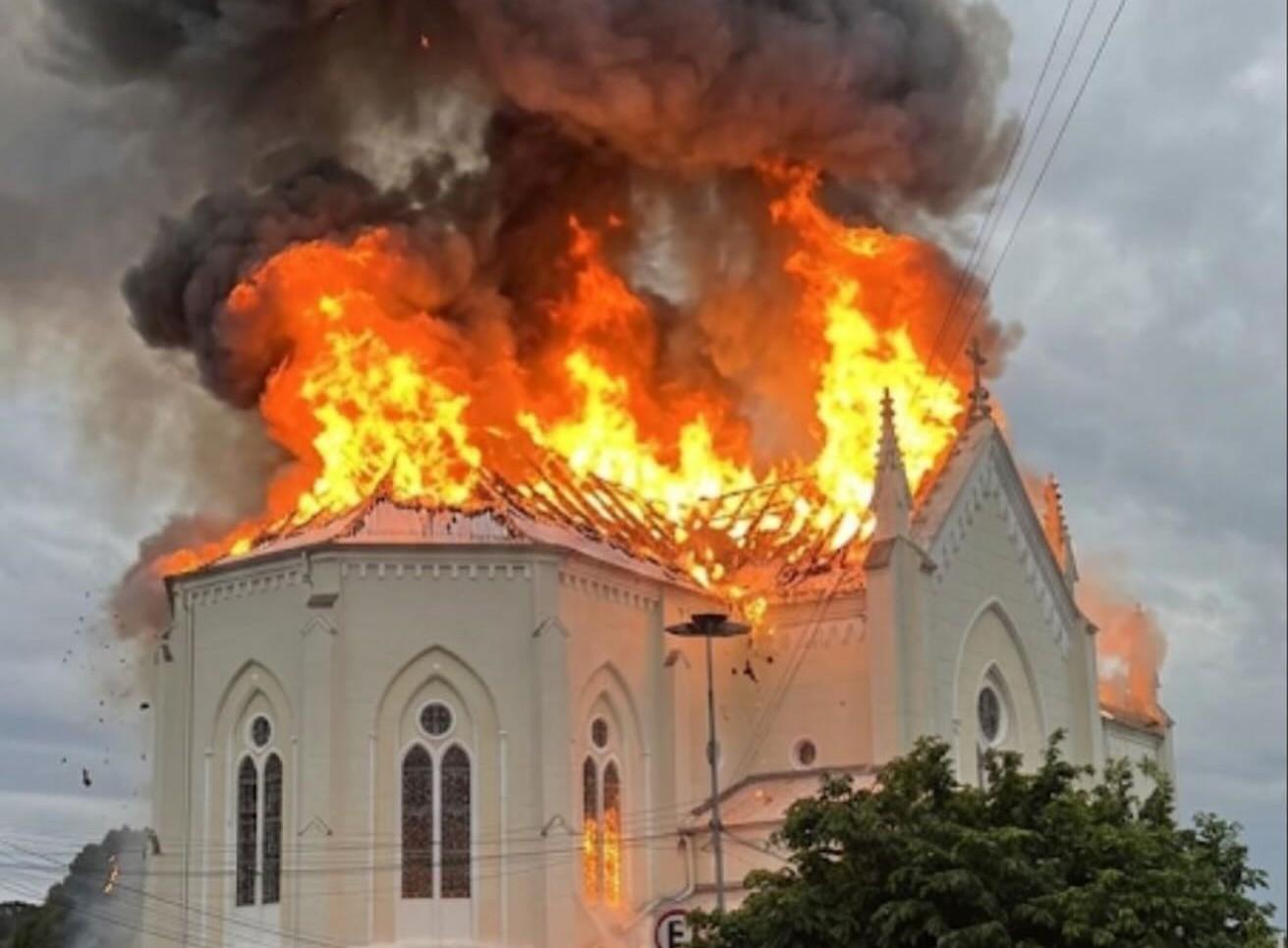 Incêndio atinge igreja matriz de flores da cunha