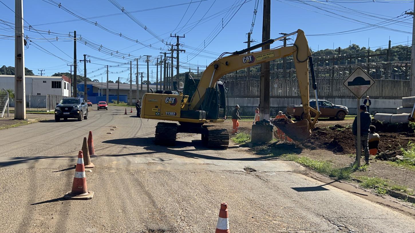 Início das obras na Av Kaigang, alerta para os motoristas no sistema “Pare e Siga”