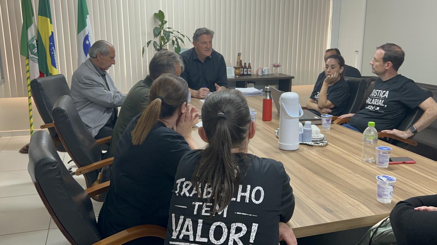 Mesa de Negociação entre Prefeitura e Professores continua aberta, afirma Prefeito Langaro