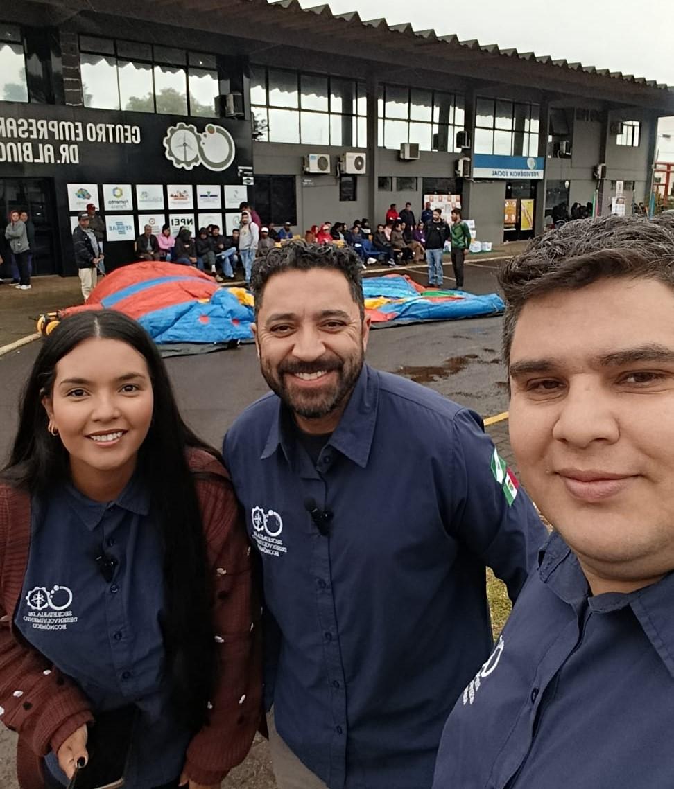 Agente de Intermediação da Agência do Trabalhador, Mariele Pilantil, coordenador do SINE, Silvio Santos e o Agente de Identificação da Agência do Trabalhador, Gidielson Fragas