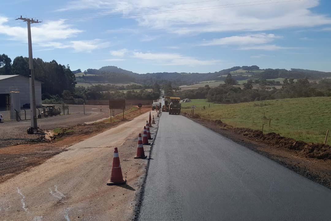 PR-884 entre Marmeleiro e Renascença recebe serviços de conservação do pavimento
