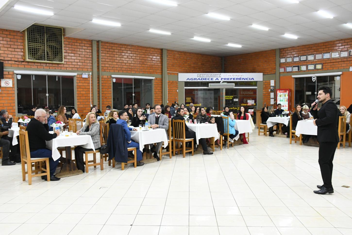 Ator global participou da entrega de certificados da Ângulo Pesquisas em Palmas 