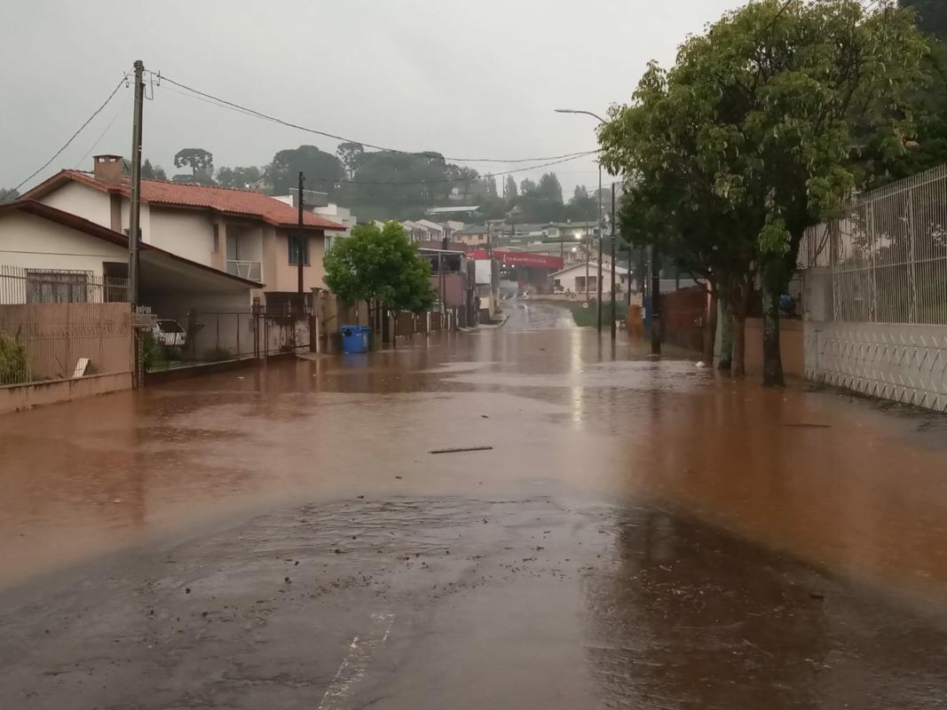 Começaram hoje obras de emergenciais para amenizar os alagamentos no Bairro São José 
