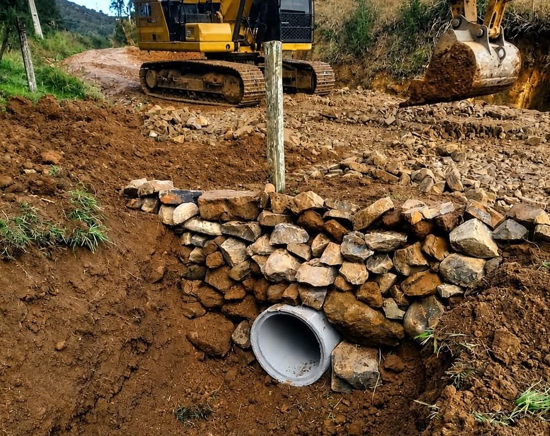 Departamento de Obras realiza melhorias em estrada de acesso à PCH Foz do Estrela