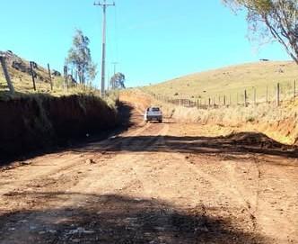 Departamento de Obras realiza melhorias na estrada entre Quatro Encruzos e a Usina Foz do Estrela