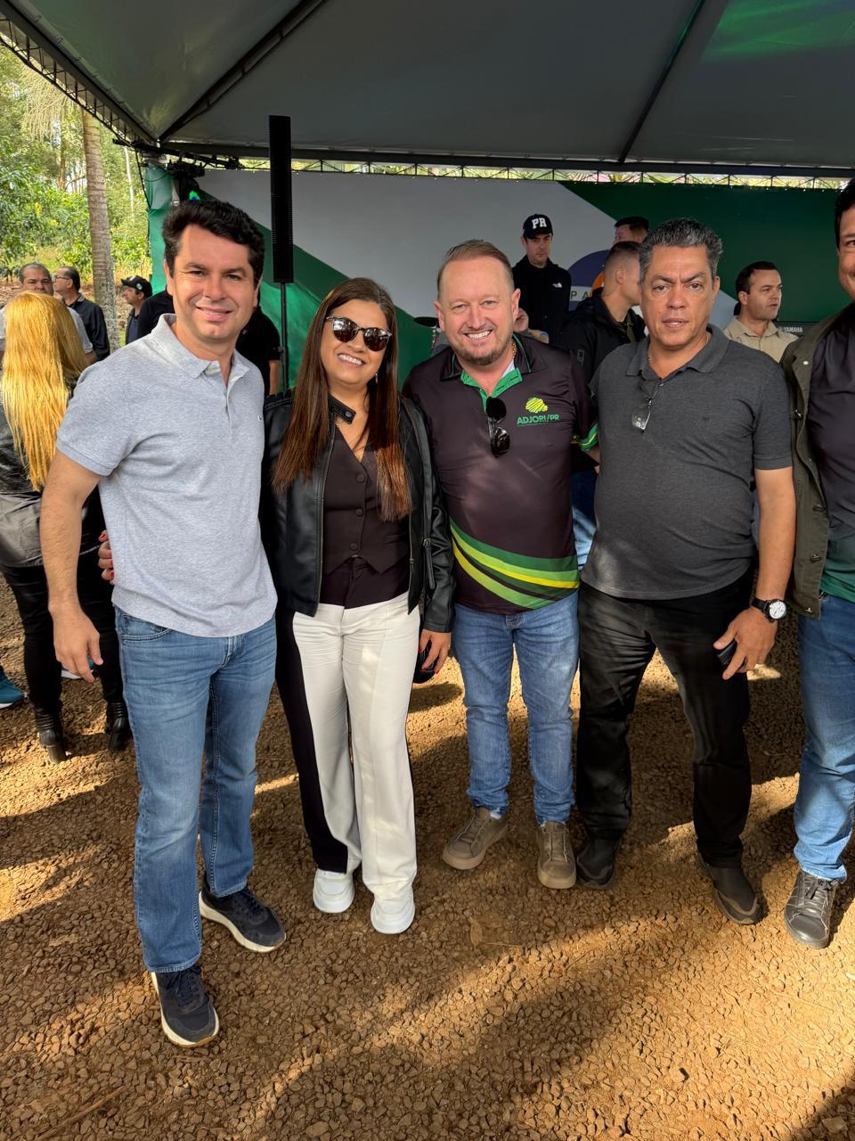 Presidente da Alep, Alexandre Curi, Presidente da Adjori/PR, sua esposa e o associado da Adjori/PR, Paulo A. Costa