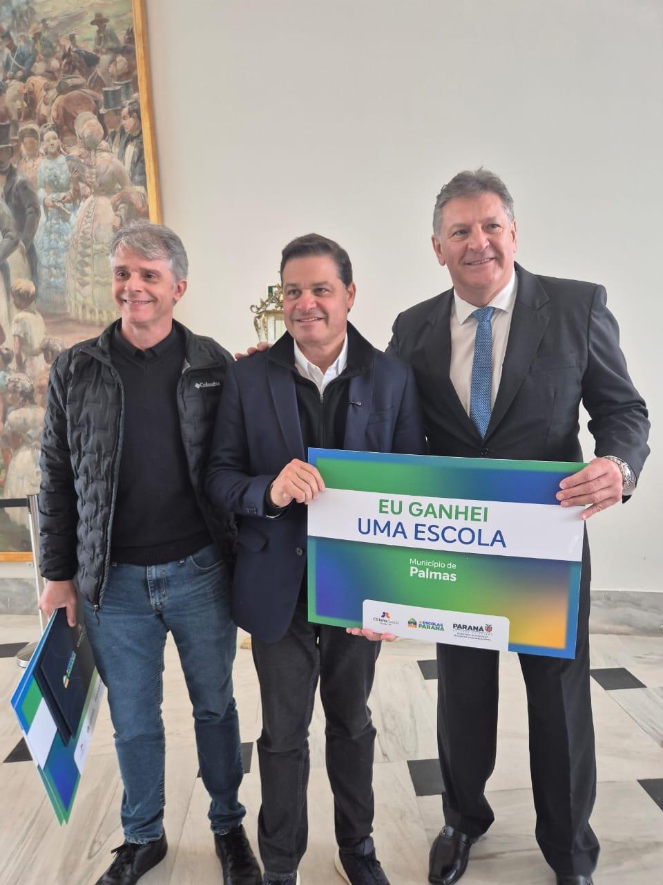 Chefe do Núcleo Regional de Educação de Pato Branco, Marcelo Oltramari, Sandro Alex e o Prefeito Langaro