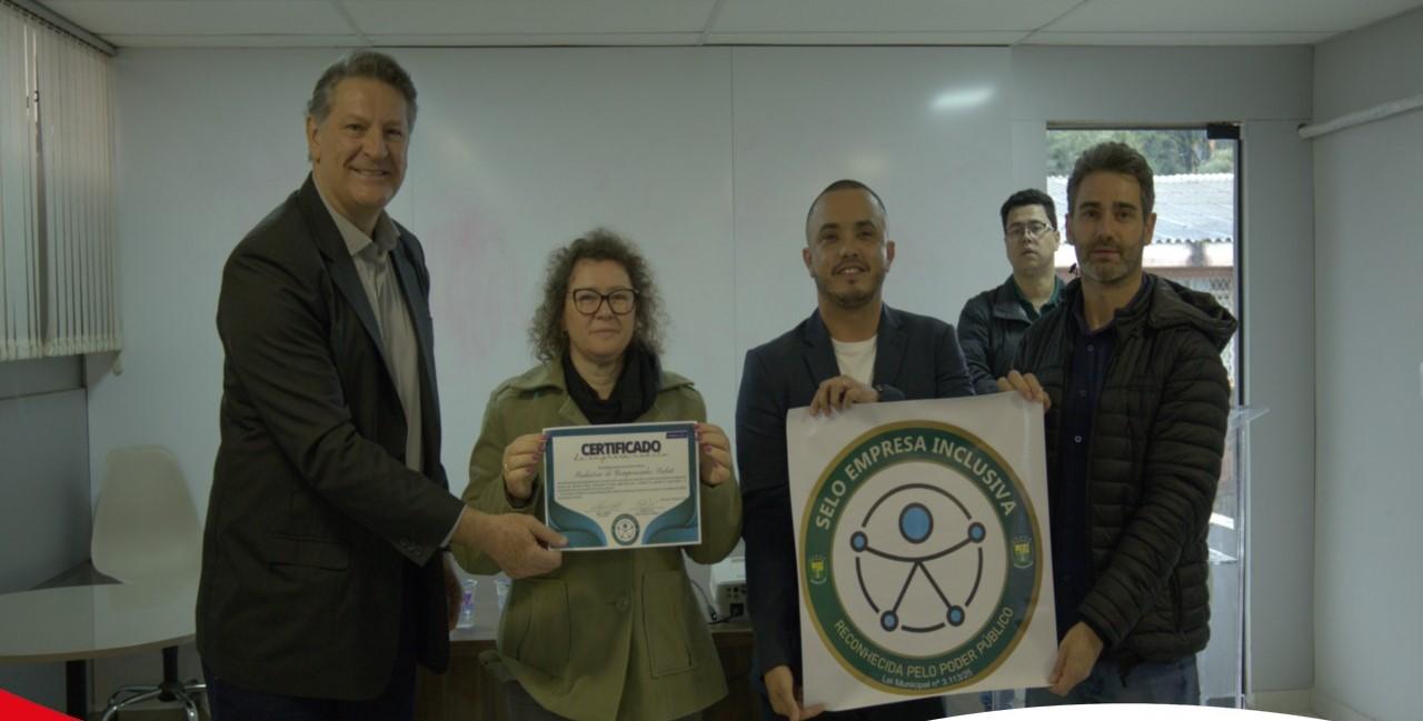 Representante da Sudati Indústria de Compensados,  com as autoridades