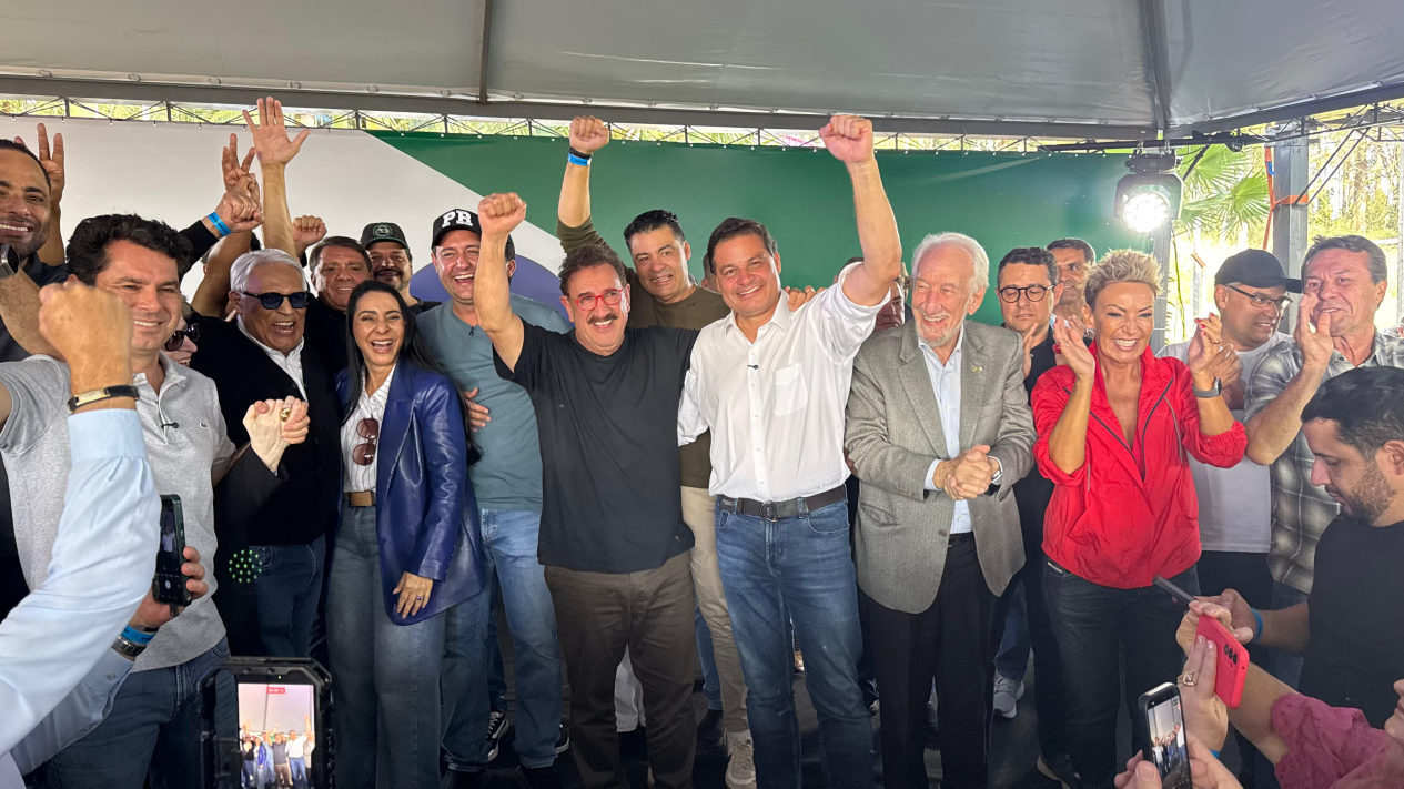 Governador Ratinho Jr, seu pai, vice-governador Darci Pianna, Sandro Alex, Alexandre Curi e autoridades