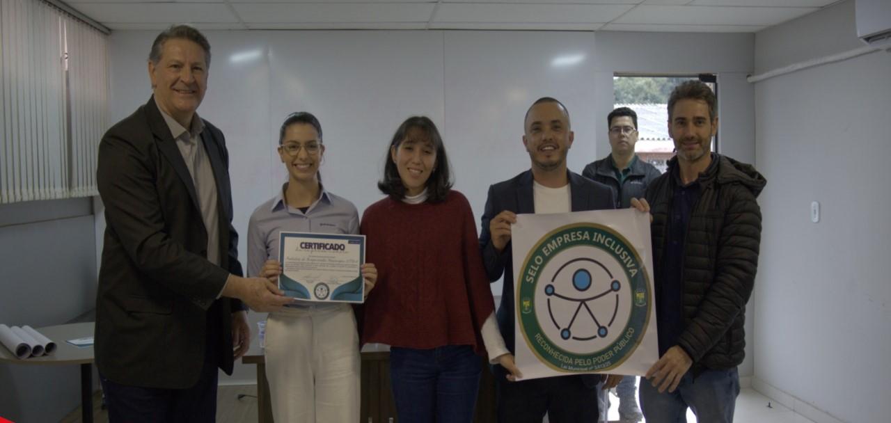 Representante da Indústria de Compensados Guararapes, com as  respectivas autoridades