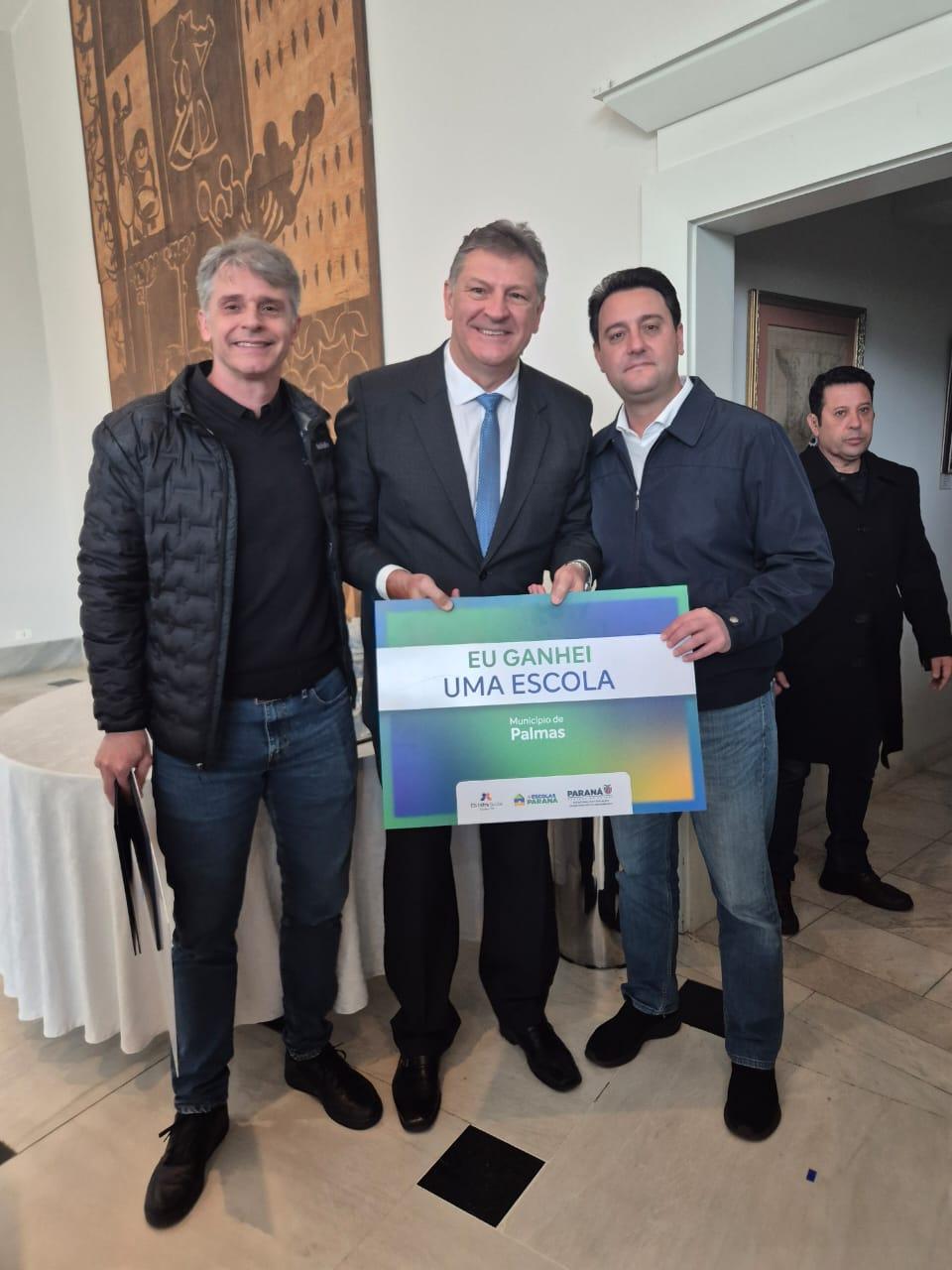 Prefeito, Chefe do NRE e o governador Ratinho Jr