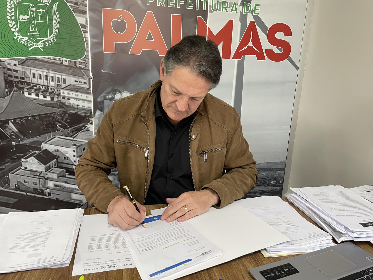 Prefeito de Palmas comenta sobre a colocação de postes que reduziu a mobilidade urbana dos munícipes, problema já foi resolvido 