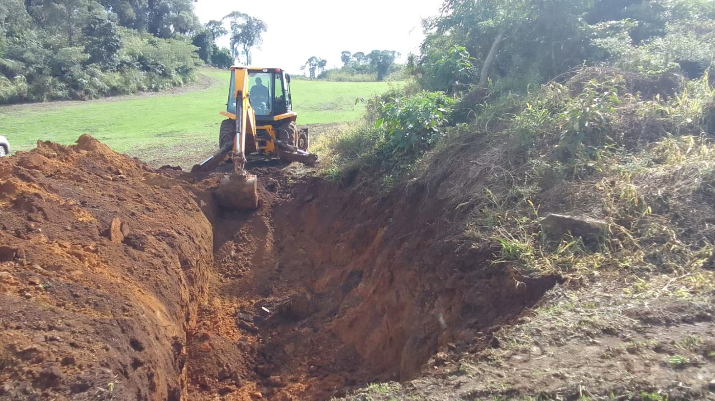 Produtores rurais que adquiriram horas máquinas foram atendidos pela municipalidade 