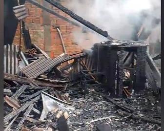 “Acabou com os sonhos”, diz irmão da moradora que teve a casa destruída por incêndio