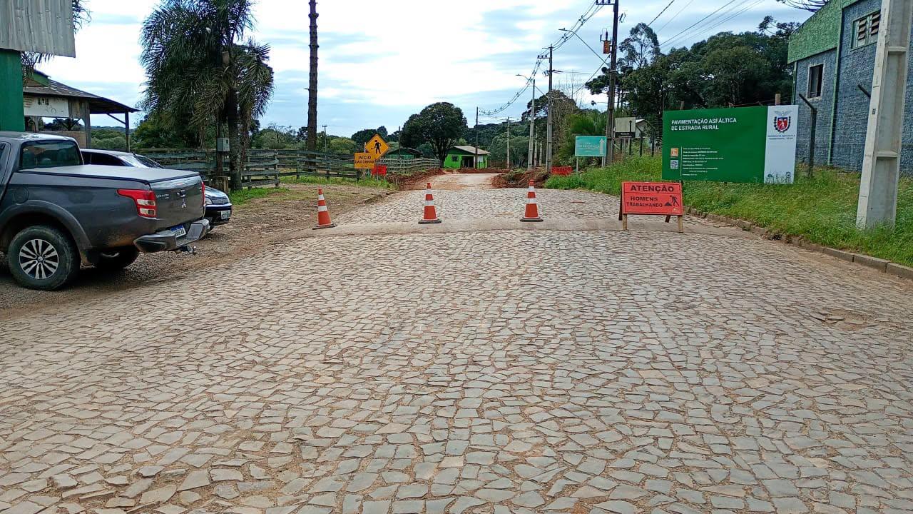 Atenção, sistema Pare e Siga em estrada que irá receber camada asfáltica 