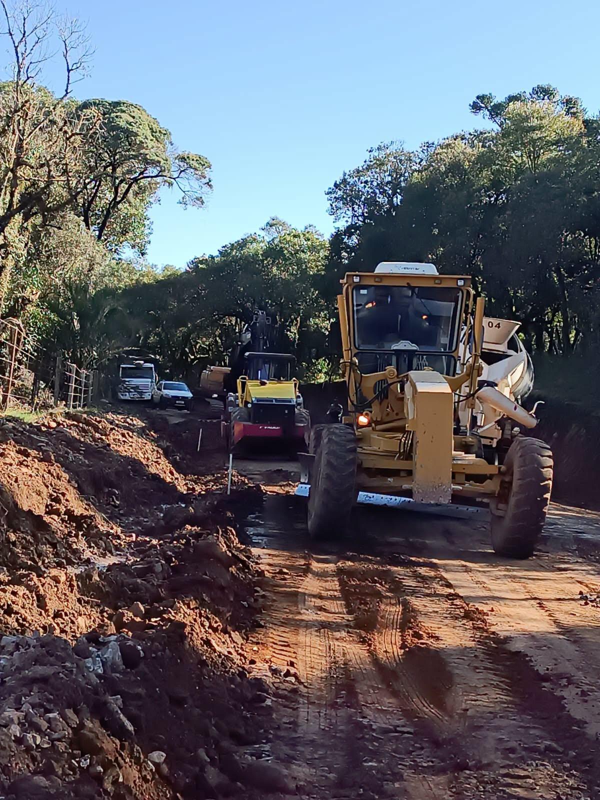 Departamento de Engenharia acompanha avanço das obras de terraplanagem para pavimentação asfáltica na estrada de acesso à Nova Iguaçu