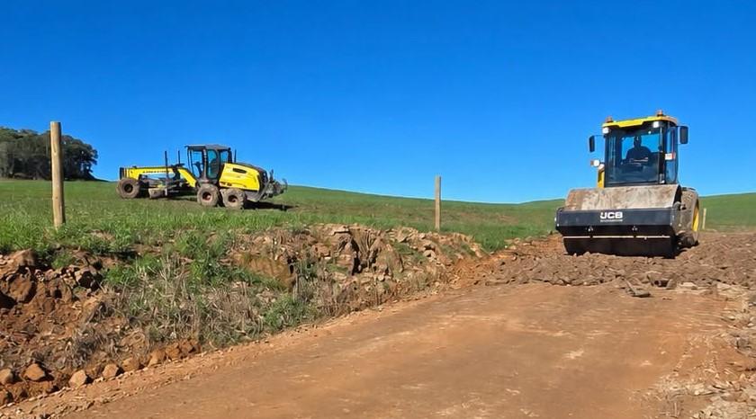 Departamento de Obras realiza melhorias em desvio de acesso ao Quatro Encruzo