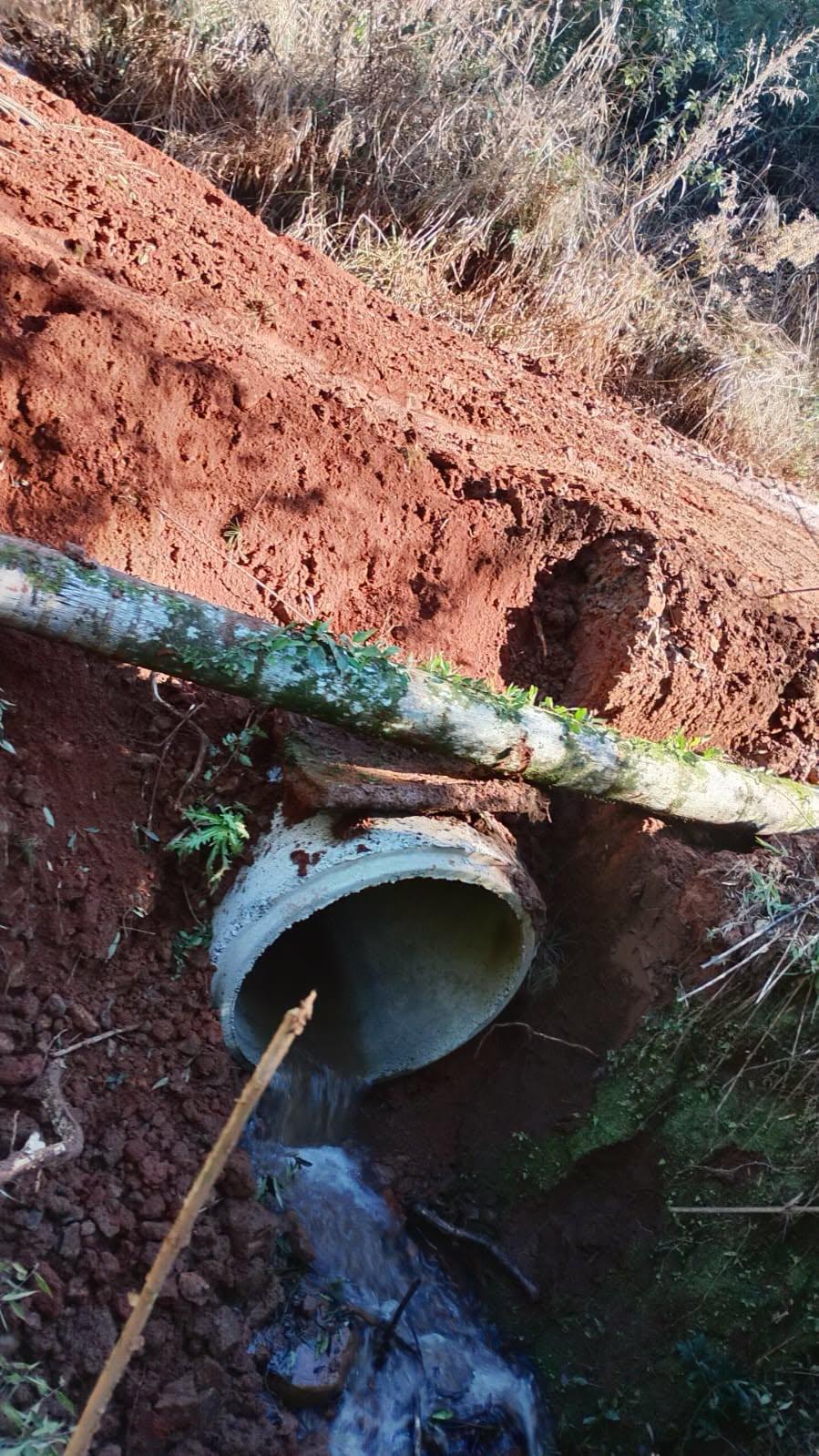 Departamento de Obras realiza substituição de bueiro na Estrada dos Taquara, na região do Iratim