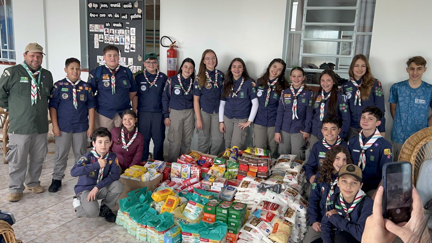 Lar dos Velhinhos Nossa Senhora das Graças recebeu doações de alimentos do grupo Escoteiros Pé Vermelho de Palmas