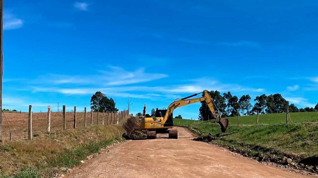 Obra do primeiro asfalto rural da história de Palmas avança com serviços de preparação da base na Estrada Fundo Grande