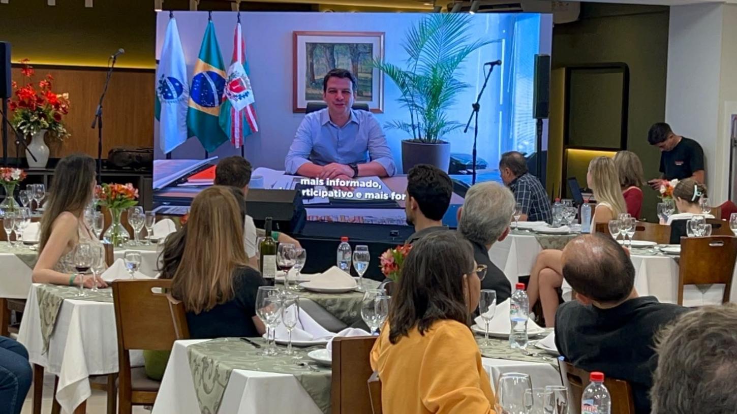 Prefeito de Curitiba, Eduardo Pimentel parabenizando  a entidade