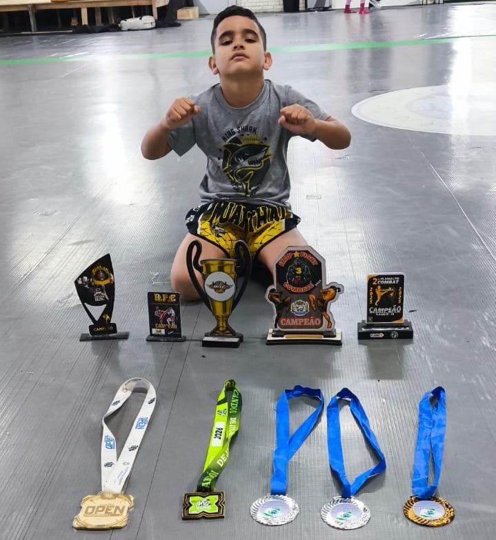 Foto: Davi e suas medalhas