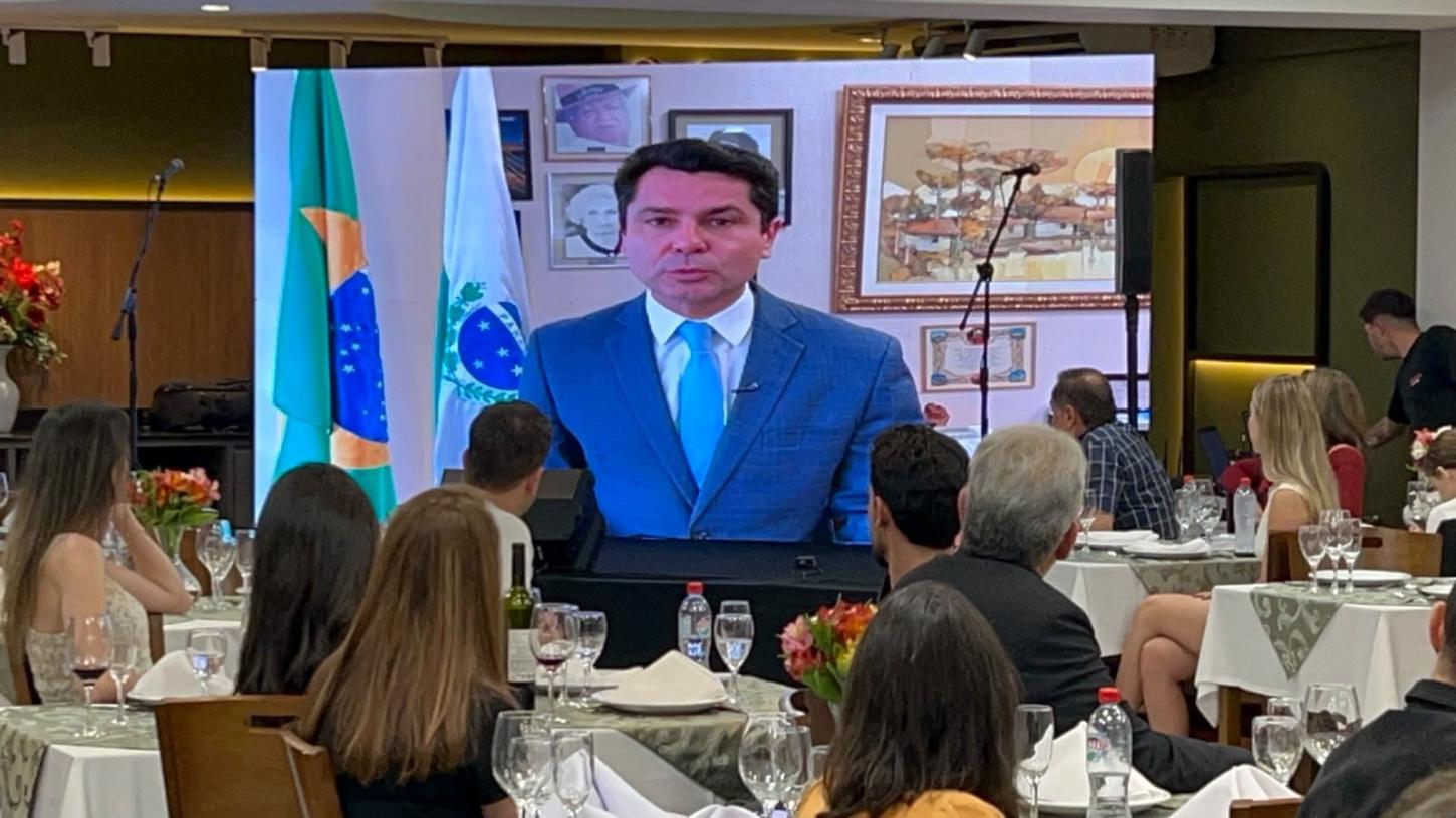 Presidente da Assembleia Legislativa do Paraná, Alexandre Curi, enaltecendo as contribuições da Adjori-PR para o Estado