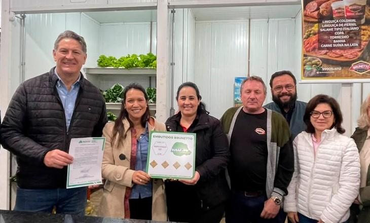 Agroindústria Embutidos Bruneto recebendo a certificação
