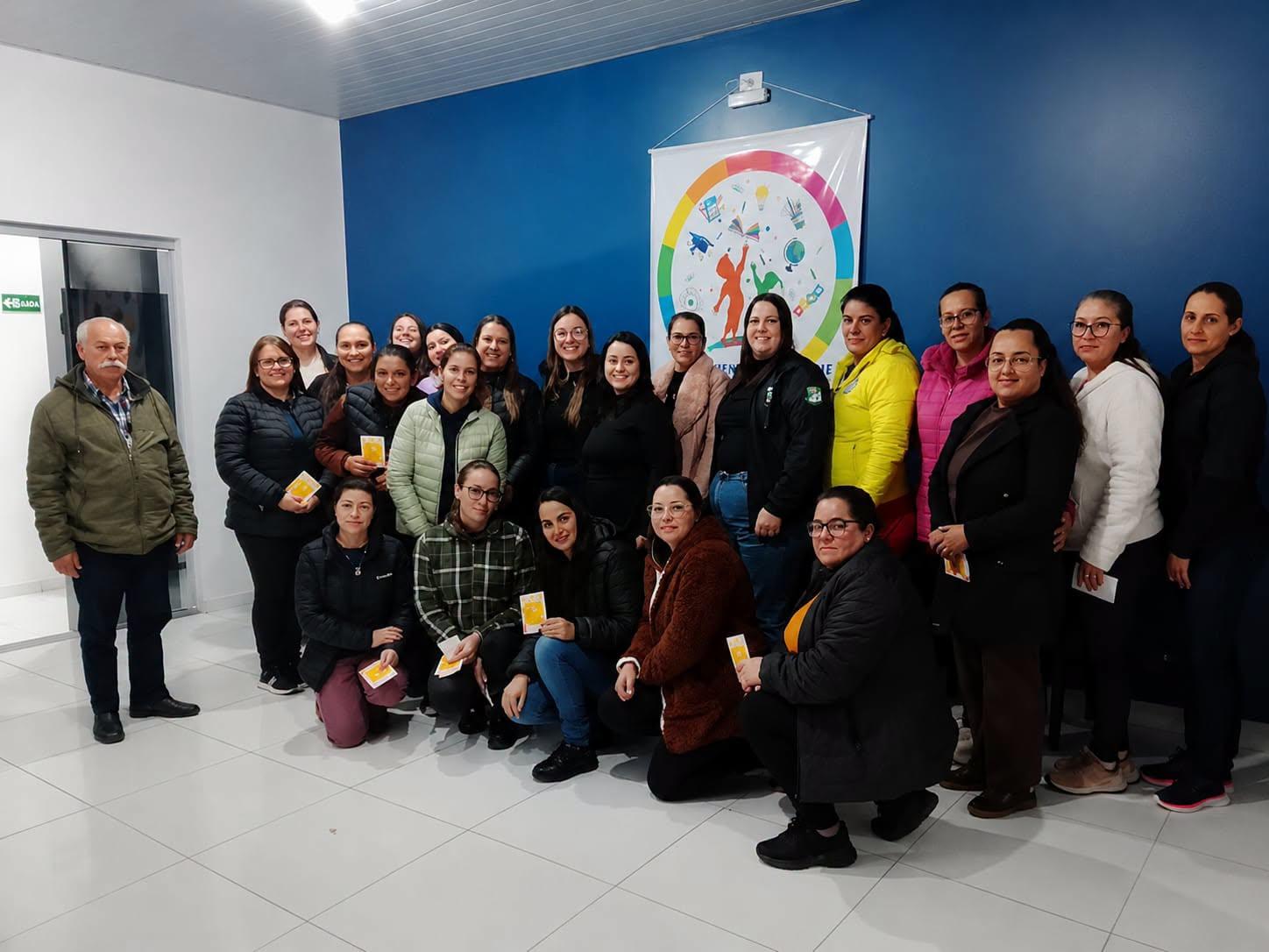 Professores participam de roda de conversa sobre saúde mental promovida pelo departamento de Educação