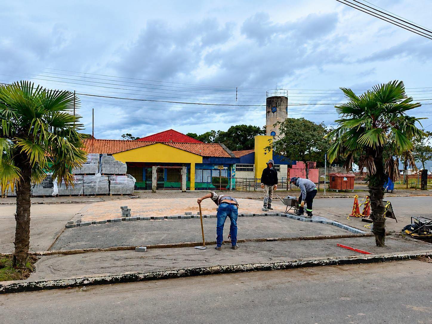 Proporcionando mais segurança aos pedestres, faixa elevada está sendo construída próximo ao CMEI  