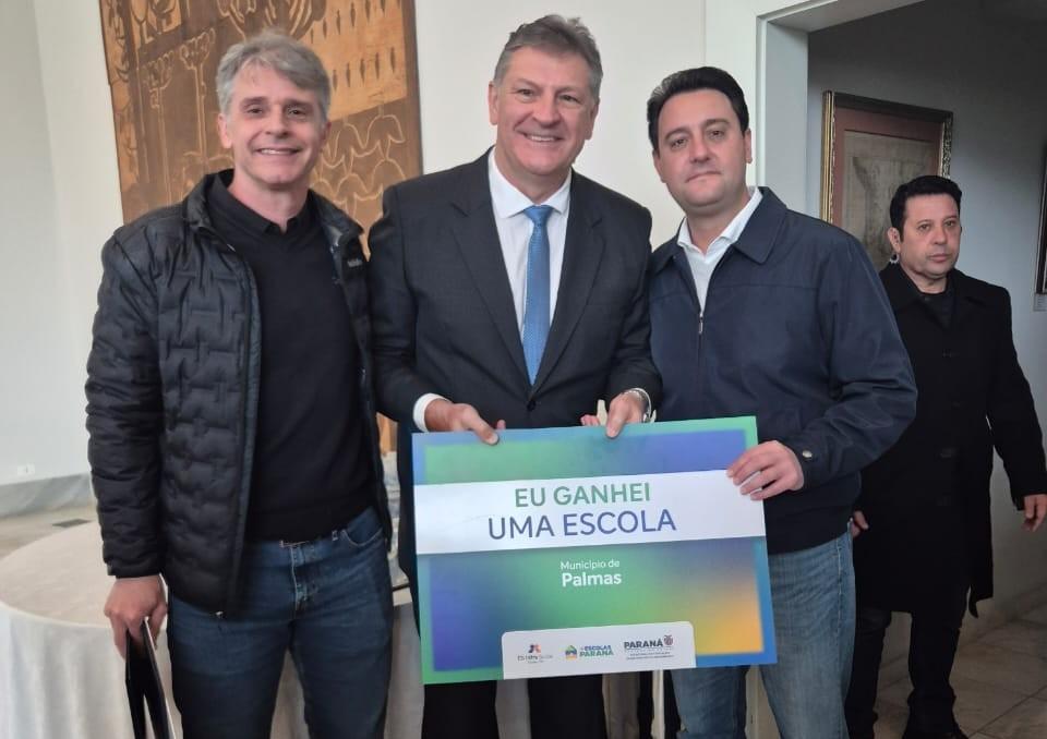 Ratinho Jr assinou contrato do programa Mais Escolas Paraná, Prefeito Langaro participou da solenidade