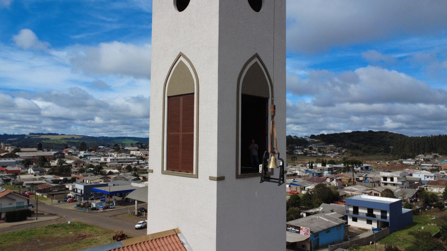 Sino e relógio estão sendo instalados na Capela do Divino - Réplica da Catedral de Palmas 
