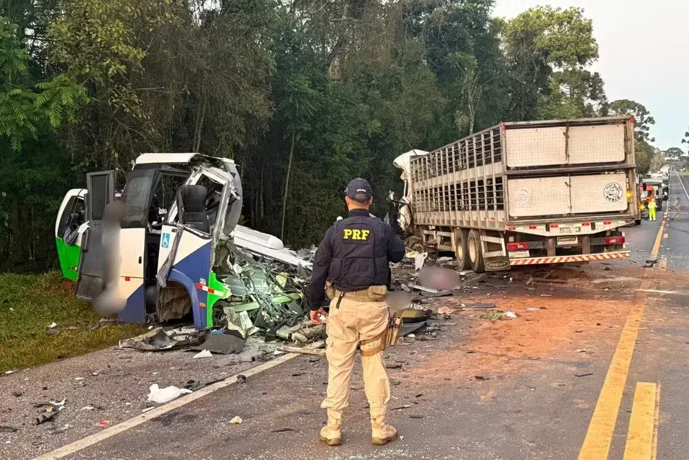 Acidente entre carreta e micro-ônibus deixa 22 mortos no Paraná
