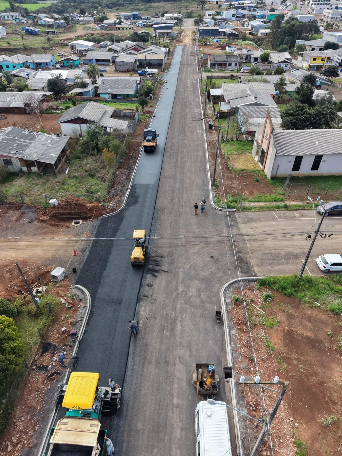 Asfaltamento avança e Rua José Fortunato recebe pavimentação em CBUQ