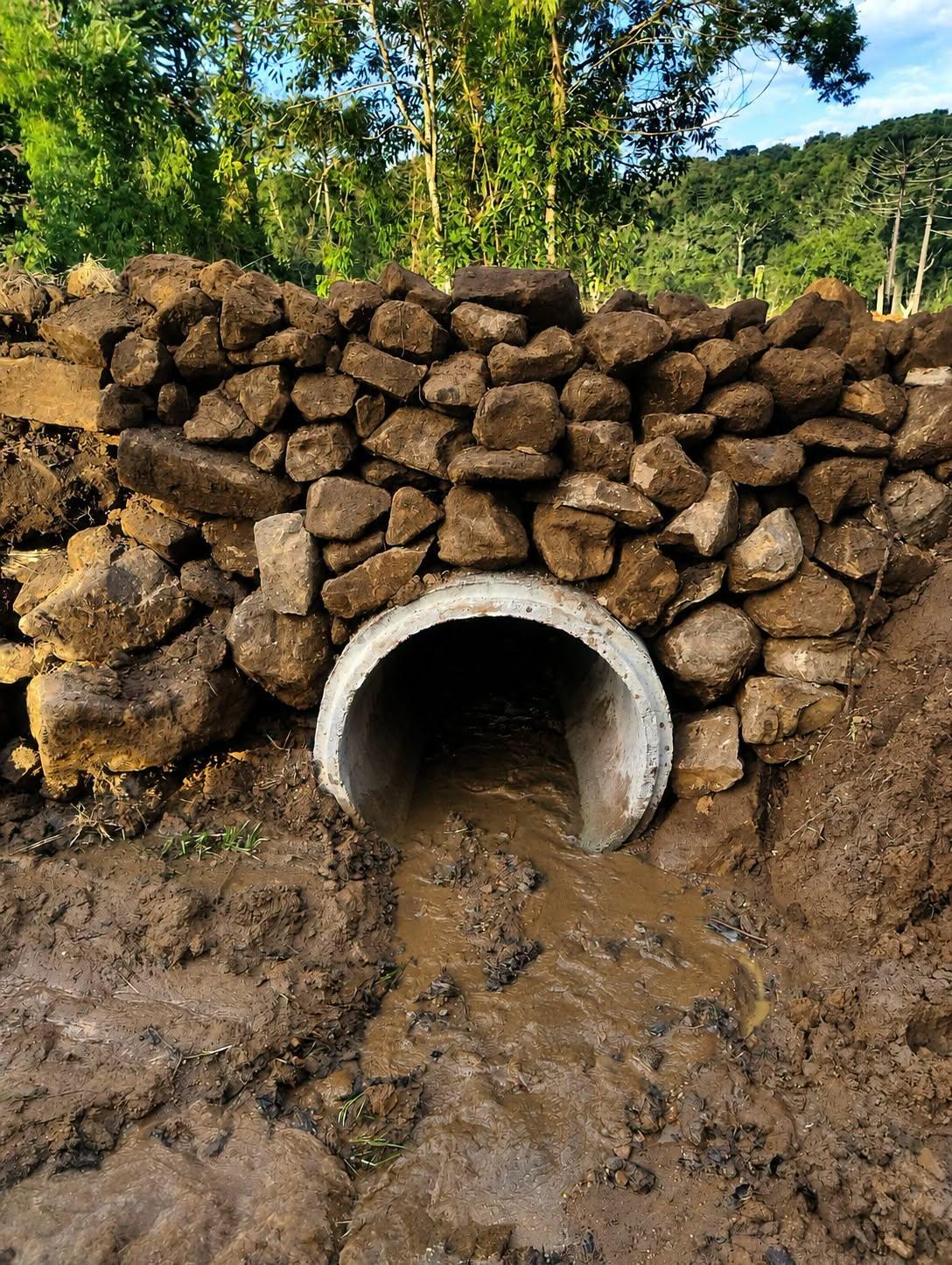 Departamento de Obras constrói novo bueiro na estrada da Mamborê e melhora acesso entre as comunidades de Iraras e Bom Retiro