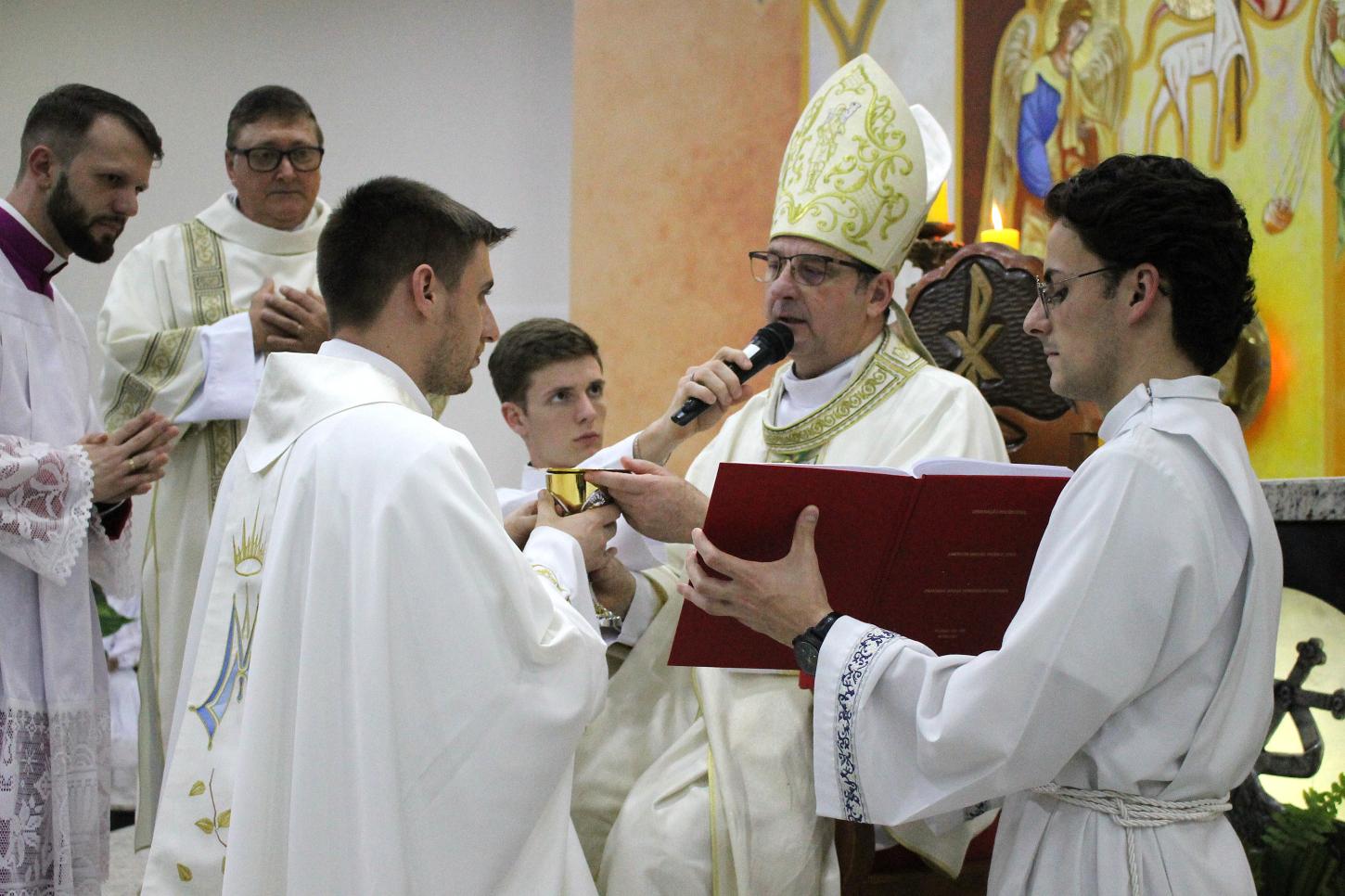 Diocese ganha um novo sacerdote, Pe. Emerson Miguel