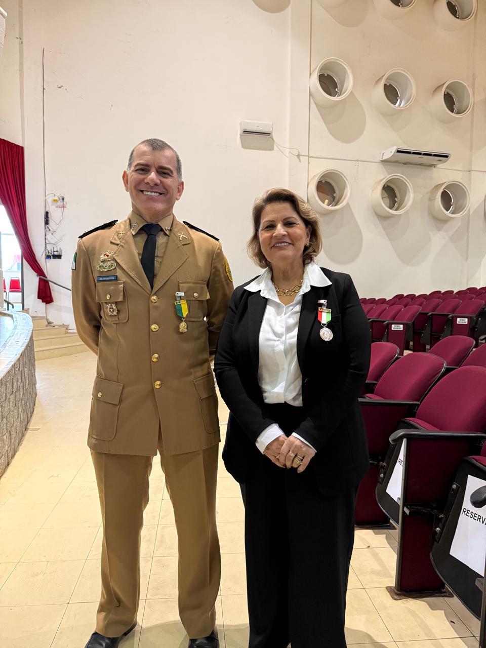 Dona Maria e o comandante da 12ª CIPM