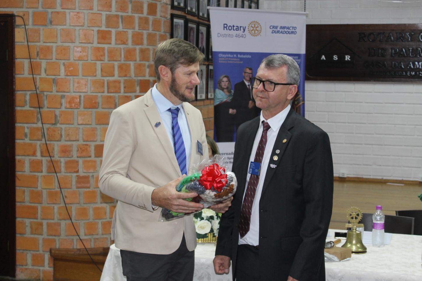 Entrega de uma manta de lã para o governador - projeto Pedacinhos de Amor do Rotary para as crianças carentes