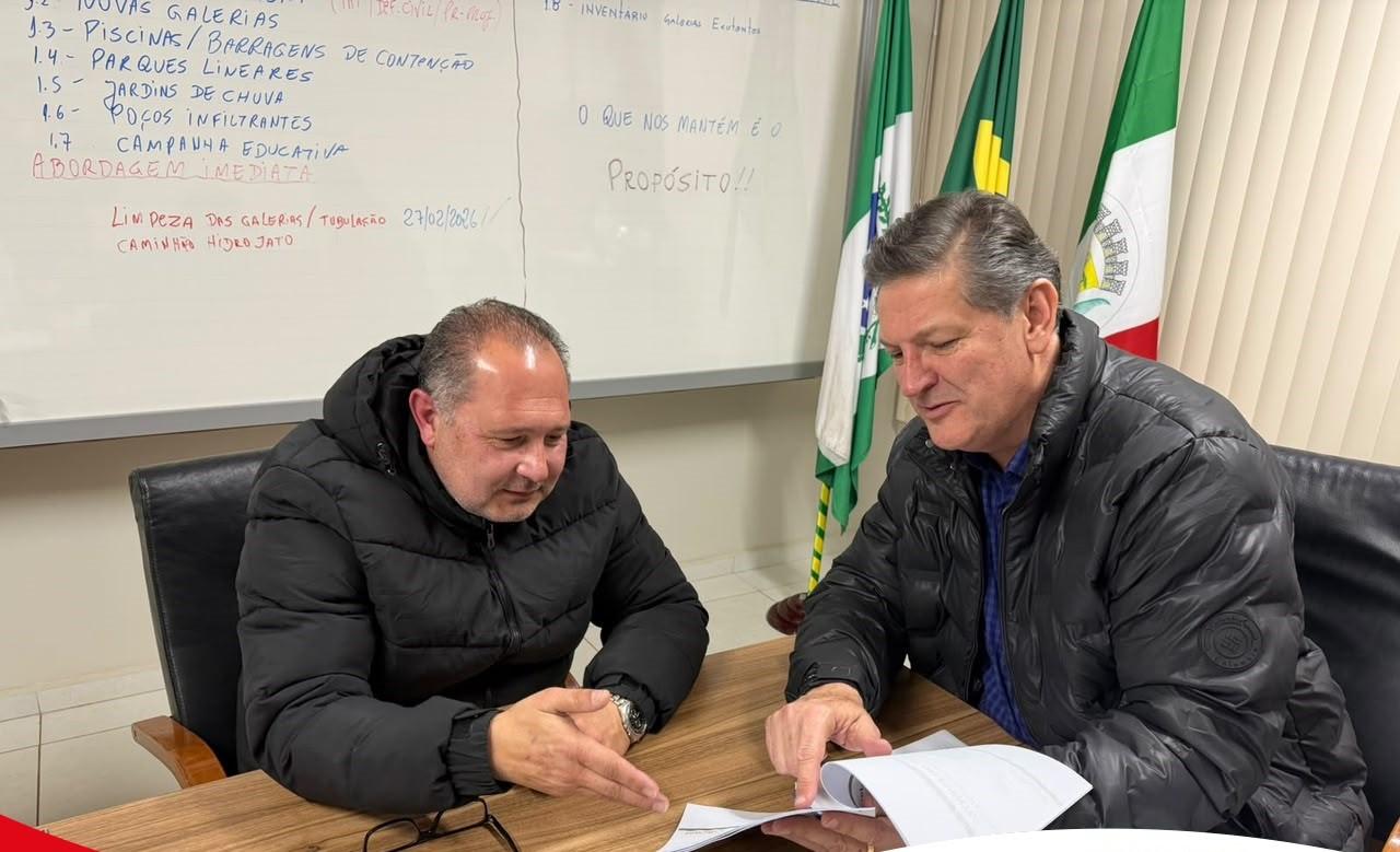 Prefeito Daniel Langaro e o presidente da Associação Comercial e Empresarial de  Palmas (ACIPA), Evandro Giotto