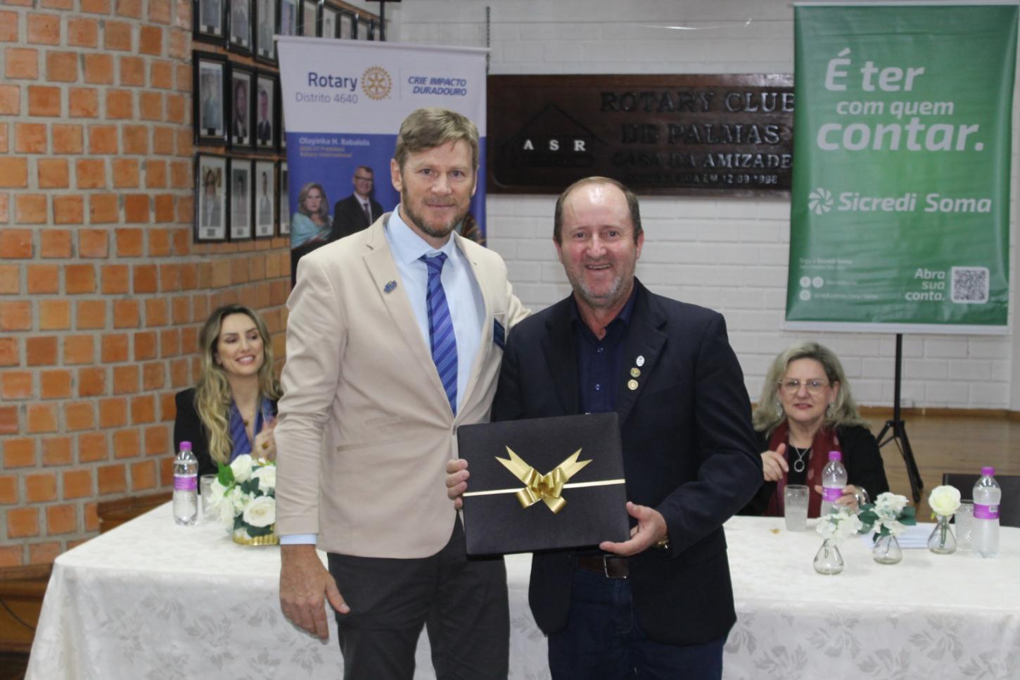 Presidente do Rotary Club de Palmas, Leonardo Amadori e o Rotariano, Edsom Kemes (Lagarto) que recebeu homenagem pelas 190 nascentes