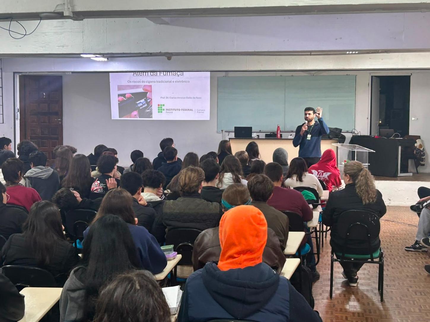 Projeto Diálogos com o Ensino Médio alerta estudantes do IFPR - Palmas sobre os riscos do cigarro eletrônico 