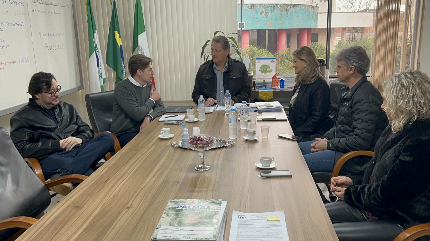 Reunião no gabinete do prefeito de Palmas formalizou a construção do colégio CAIC