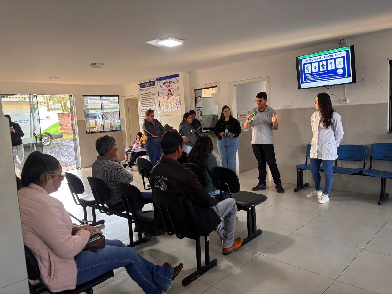Saúde promove orientações na sala de espera sobre prevenção da dengue